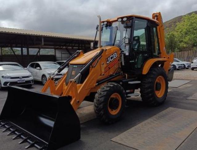 Retroescavadeira JCB 3CX Ano 2025